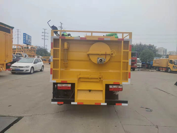 國(guó)六東風(fēng)小多利卡污水處理車