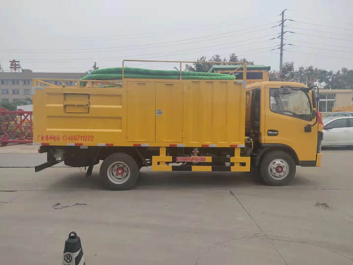 國(guó)六東風(fēng)小多利卡污水處理車
